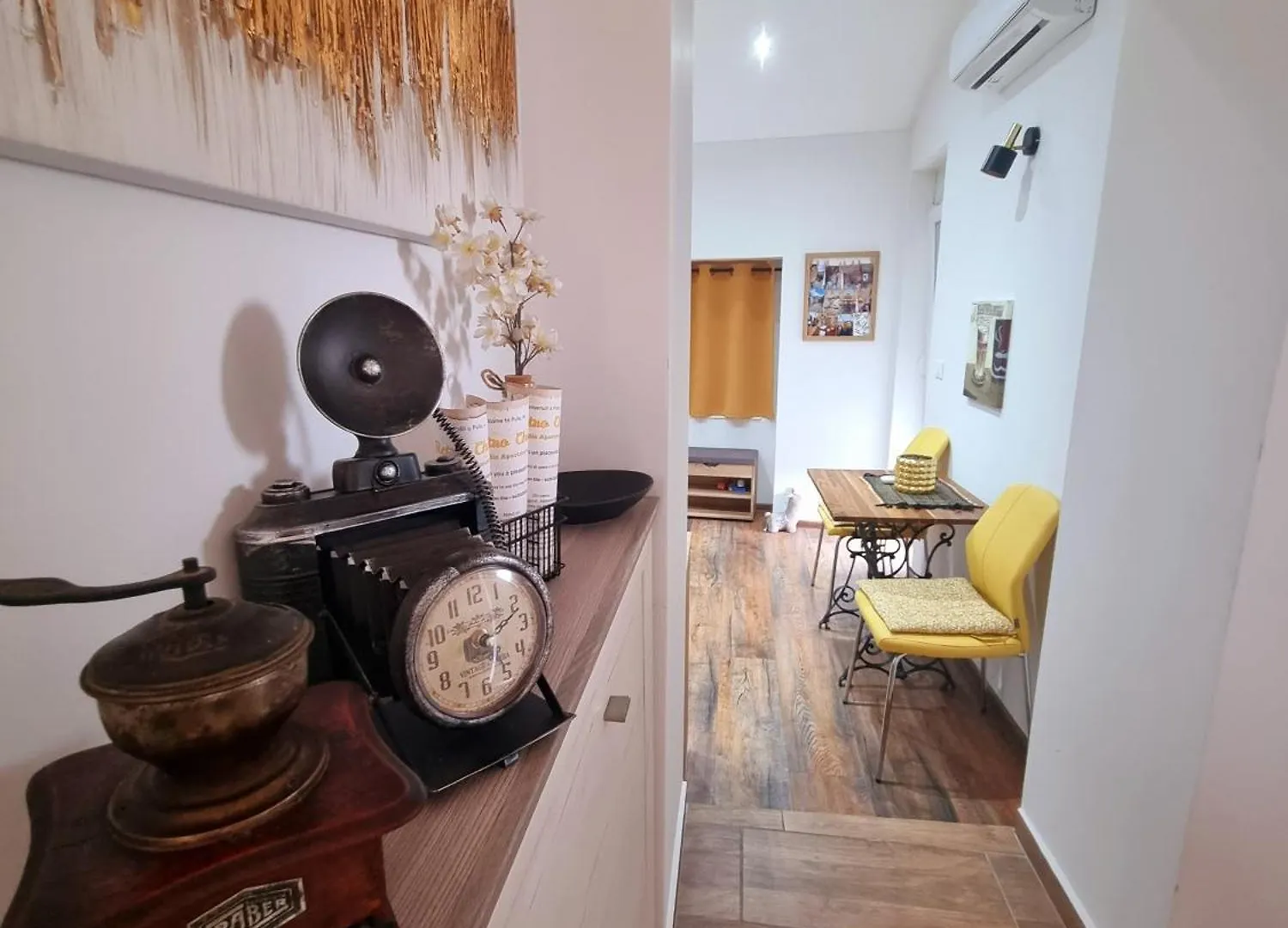 Retro Chic Studio Pola