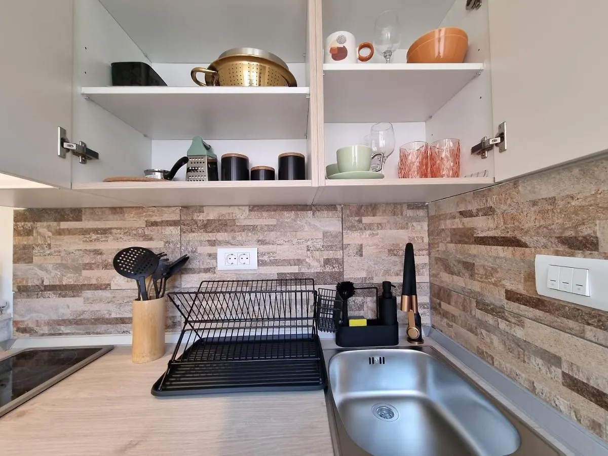 Retro Chic Studio Pula 0*,